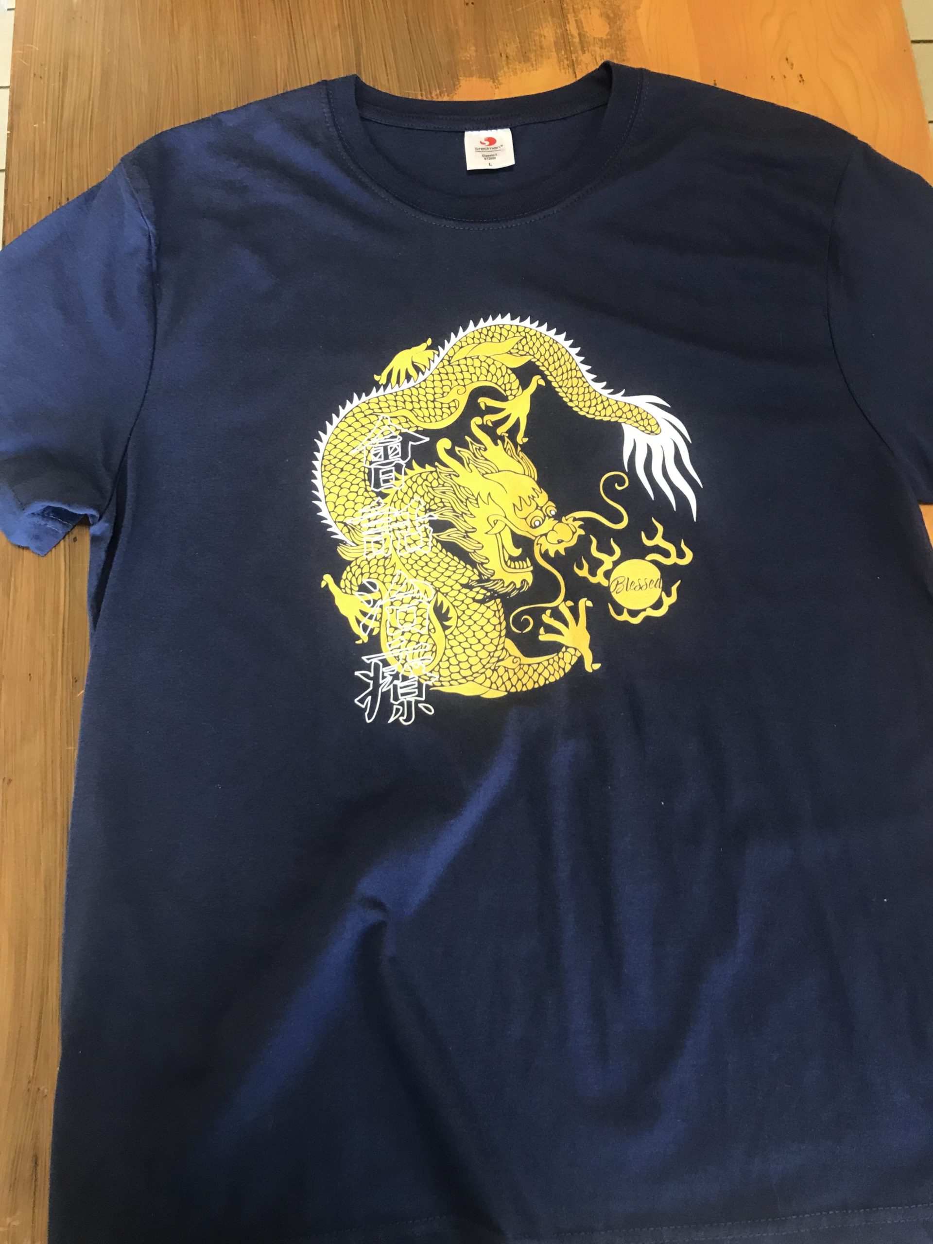 dragone cinese su maglia blu