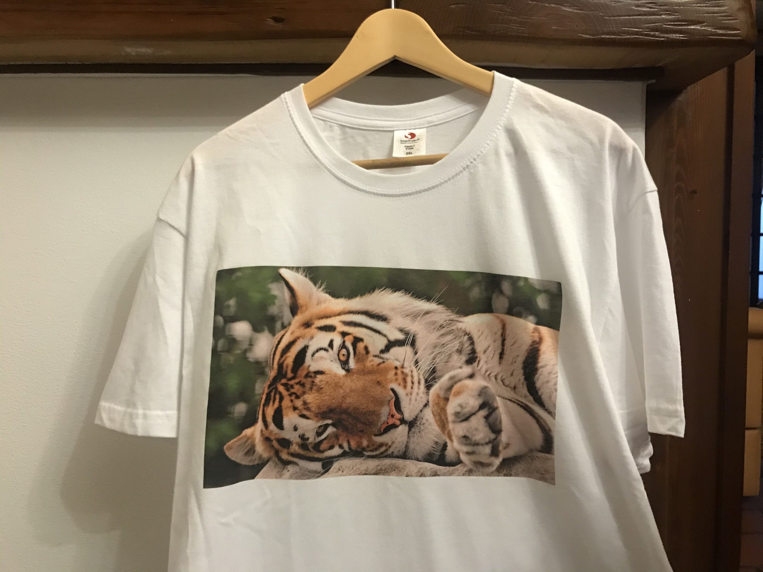 foto tigre su maglia bianca