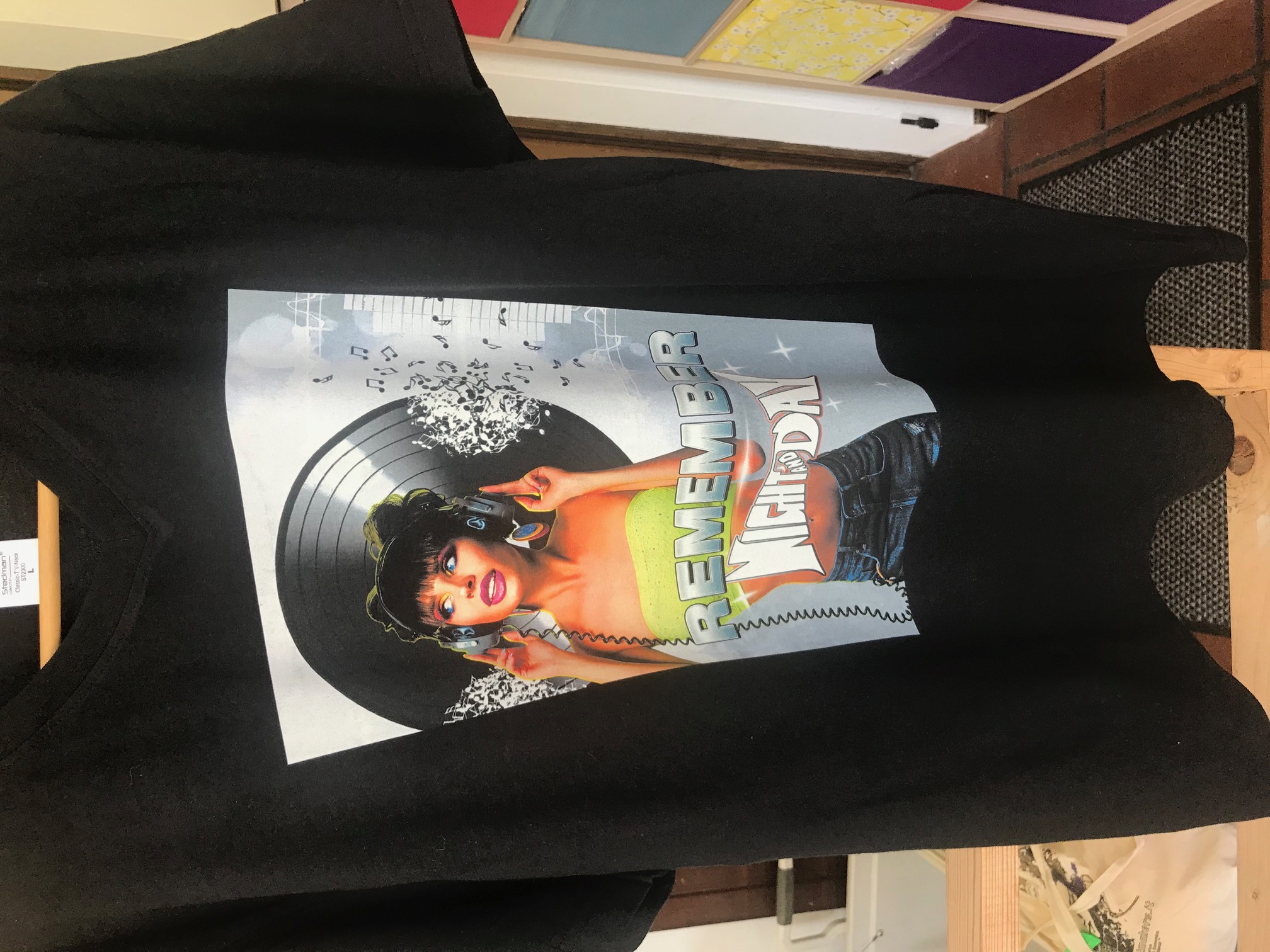 maglietta stampata anni 80 ragazza