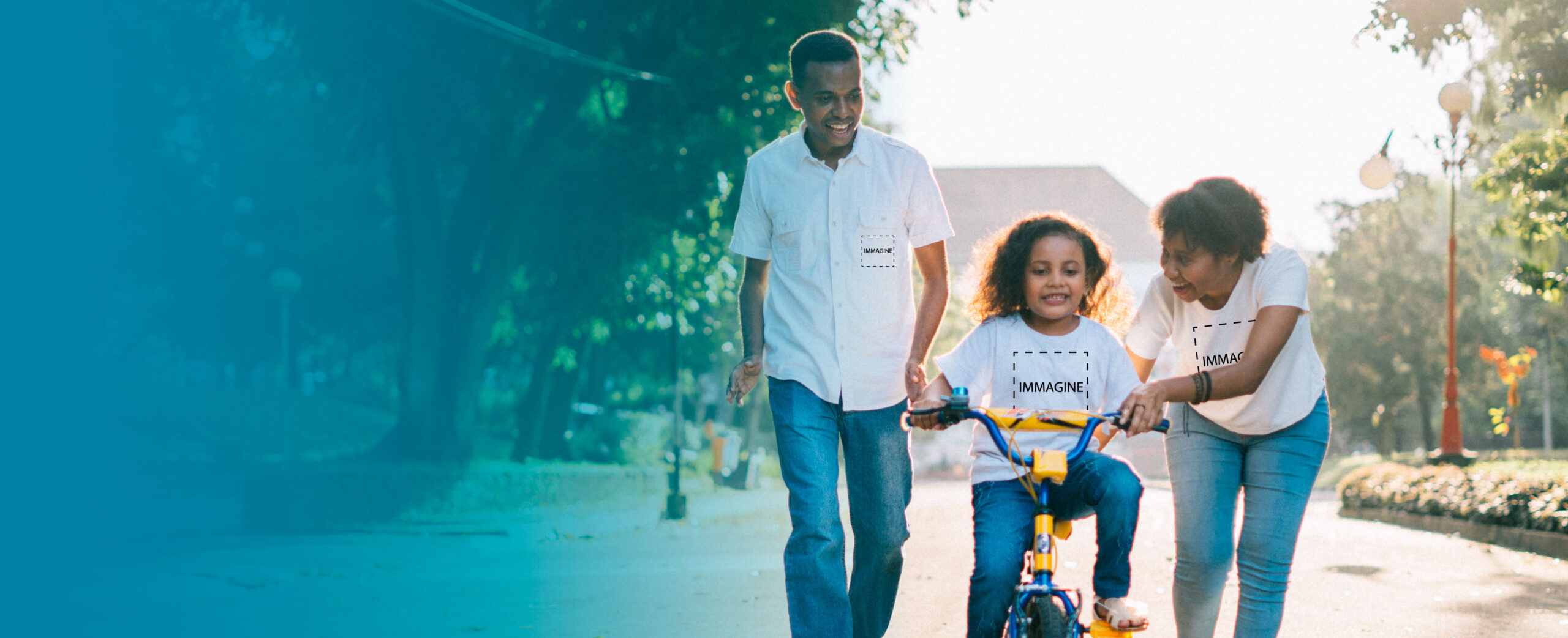 genitori felici aiutano la bambina ad andare in bici