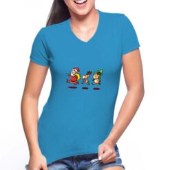 Maglietta scollo a V da donna colore Ocean Blue stampata in digitale con grafica Babbo Natale corsa da Digitalshirt