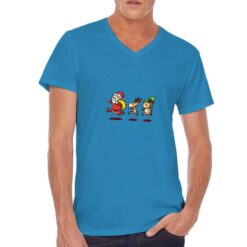 Maglietta scollo a V da uomo con maniche colore Ocean Blue stampata in digitale con grafica Babbo Natale corsa da Digitalshirt
