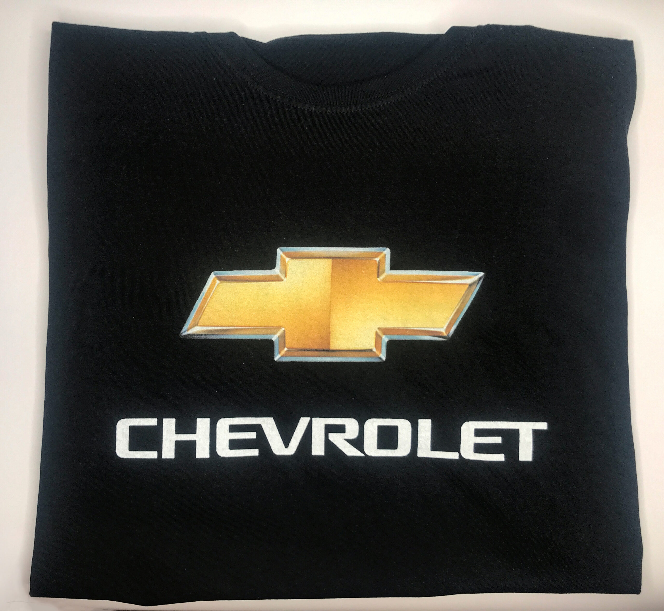 stampa logo chevrolet su maglia nera