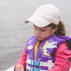 bambina in barca con cappello da personalizzare
