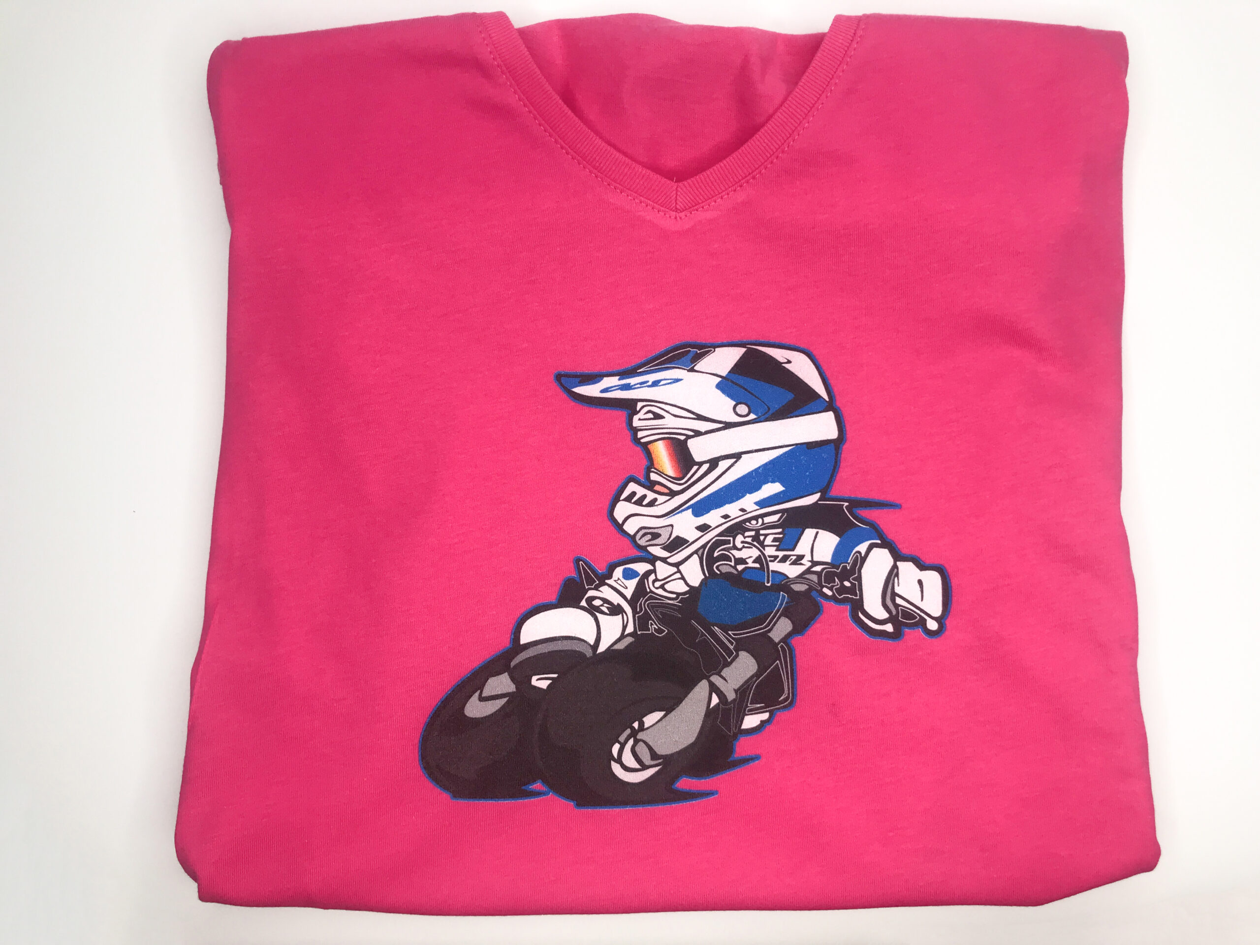 stampa moto in piega su maglia rosa