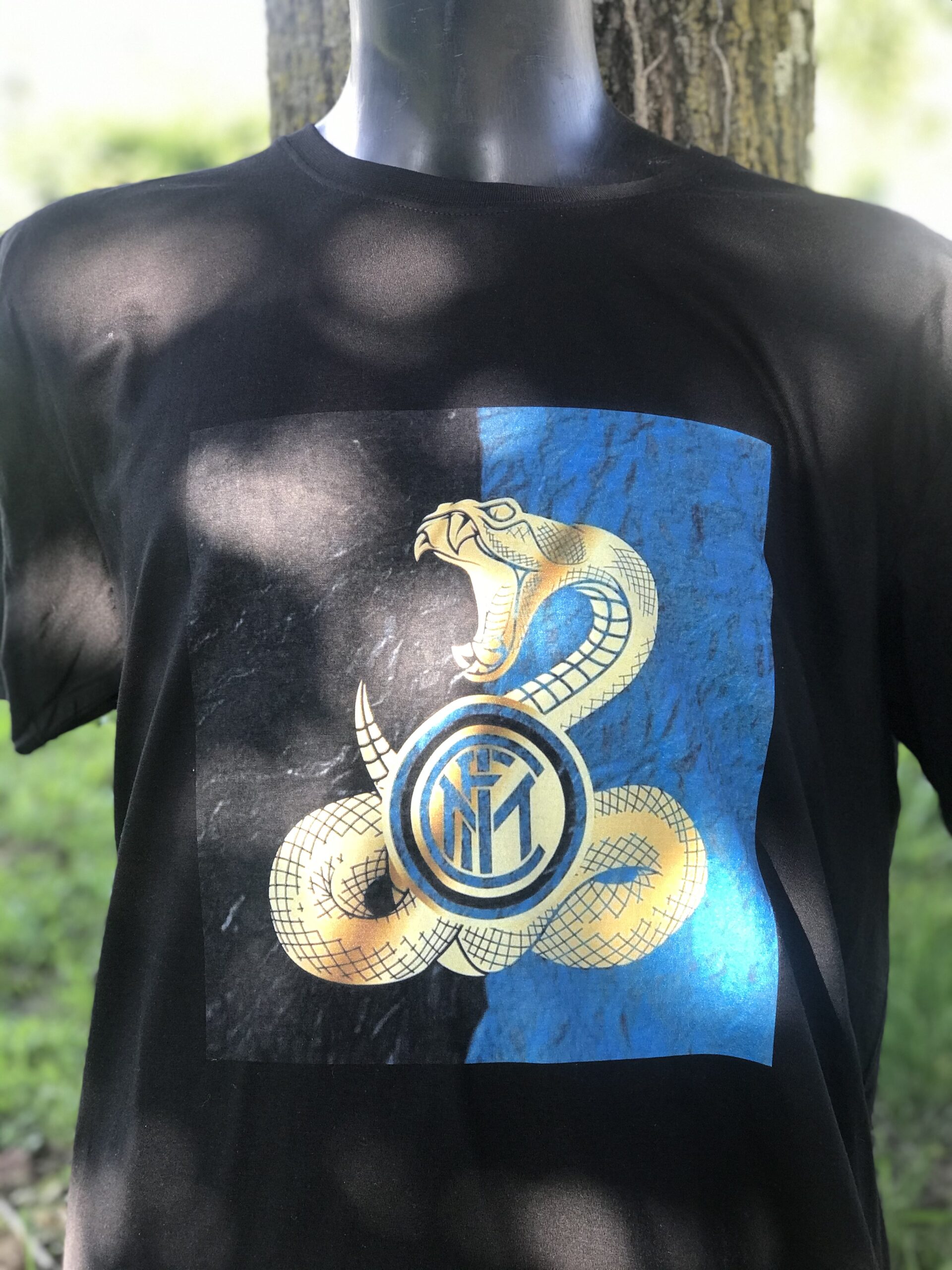 serpente con logo inter su maglia nera